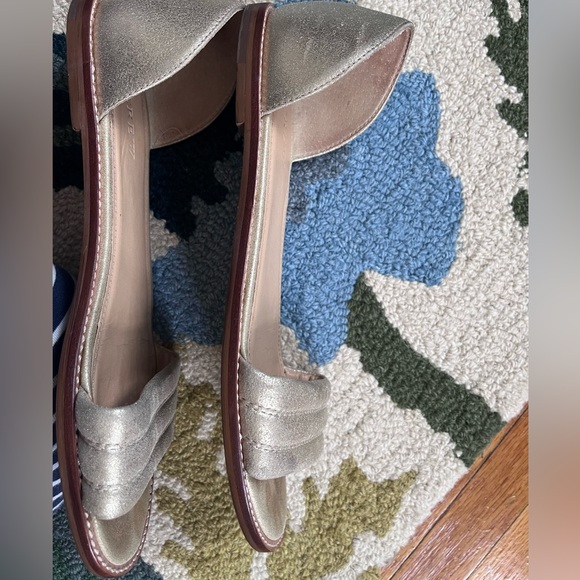 Hello warm weather! Super cute J Crew open toe gold flats, size 7 - Picture 4 of 8